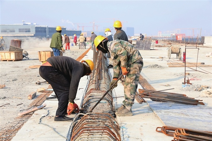 Construction workers keep busy during New Year’s Day holiday_News